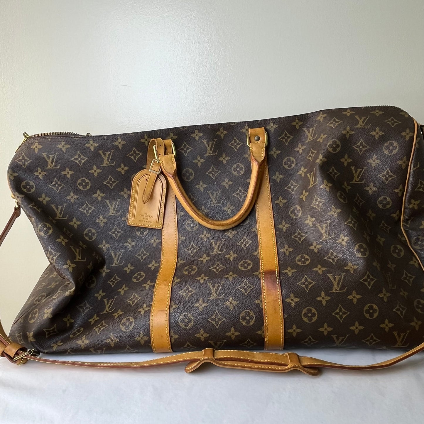 Louis Vuitton Keepall 55 Monogram Canvas – 11.8"H x 21.7"L x 9.4"W