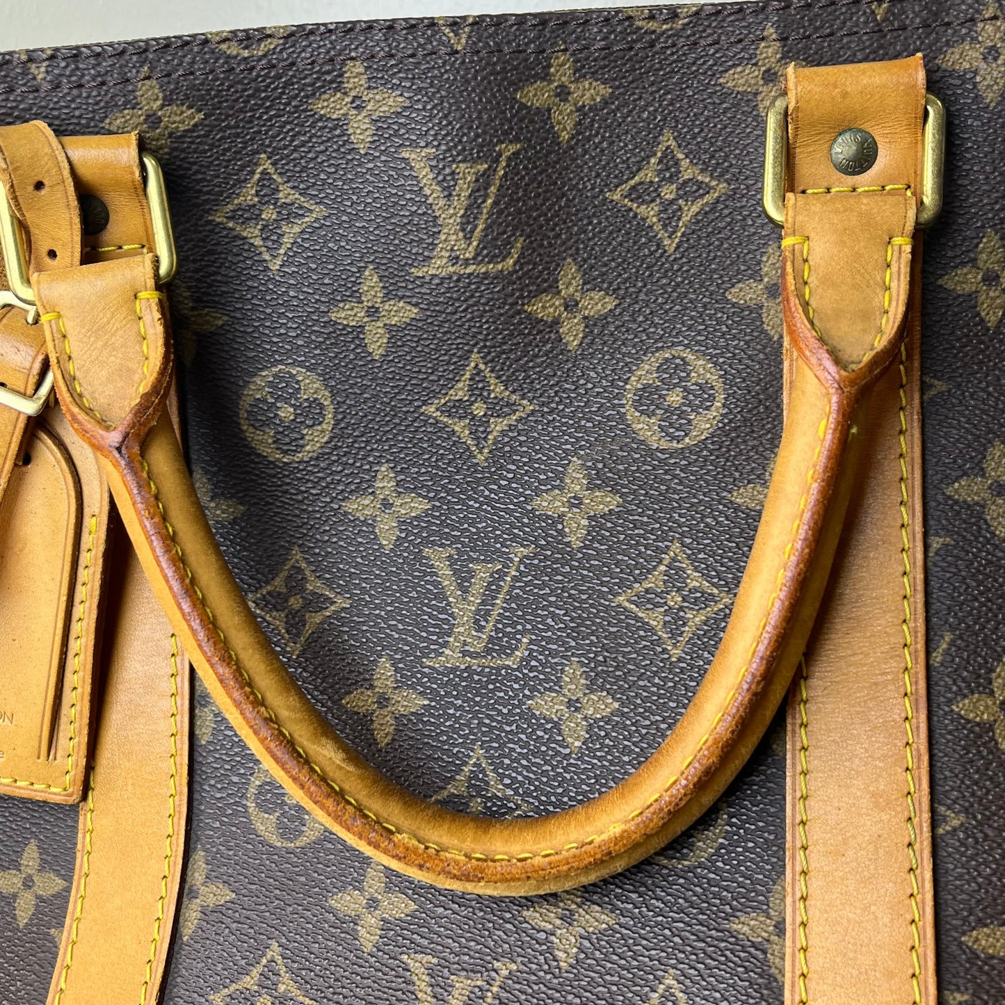 Louis Vuitton Keepall 55 Monogram Canvas – 11.8"H x 21.7"L x 9.4"W