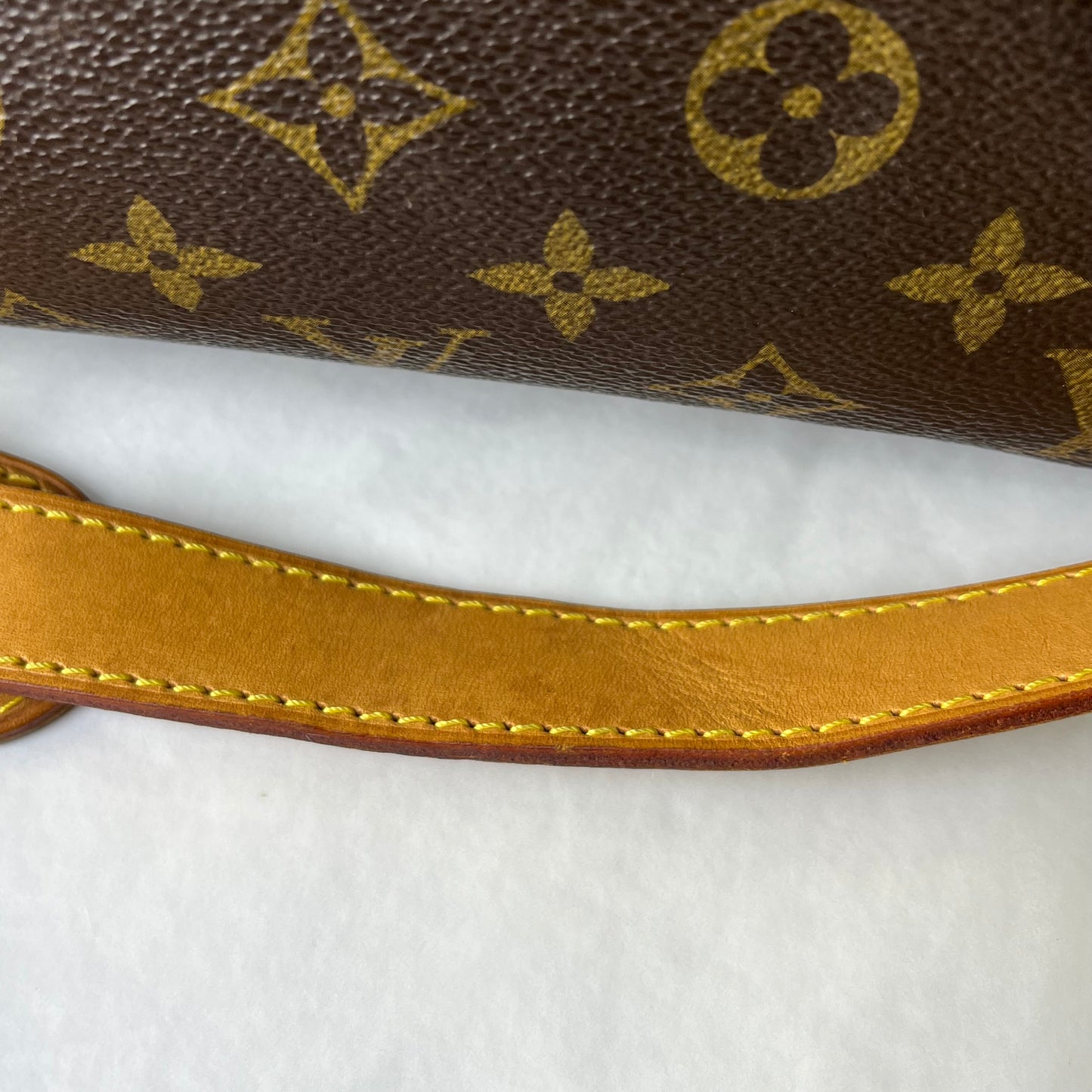 Louis Vuitton Keepall 55 Monogram Canvas – 11.8"H x 21.7"L x 9.4"W