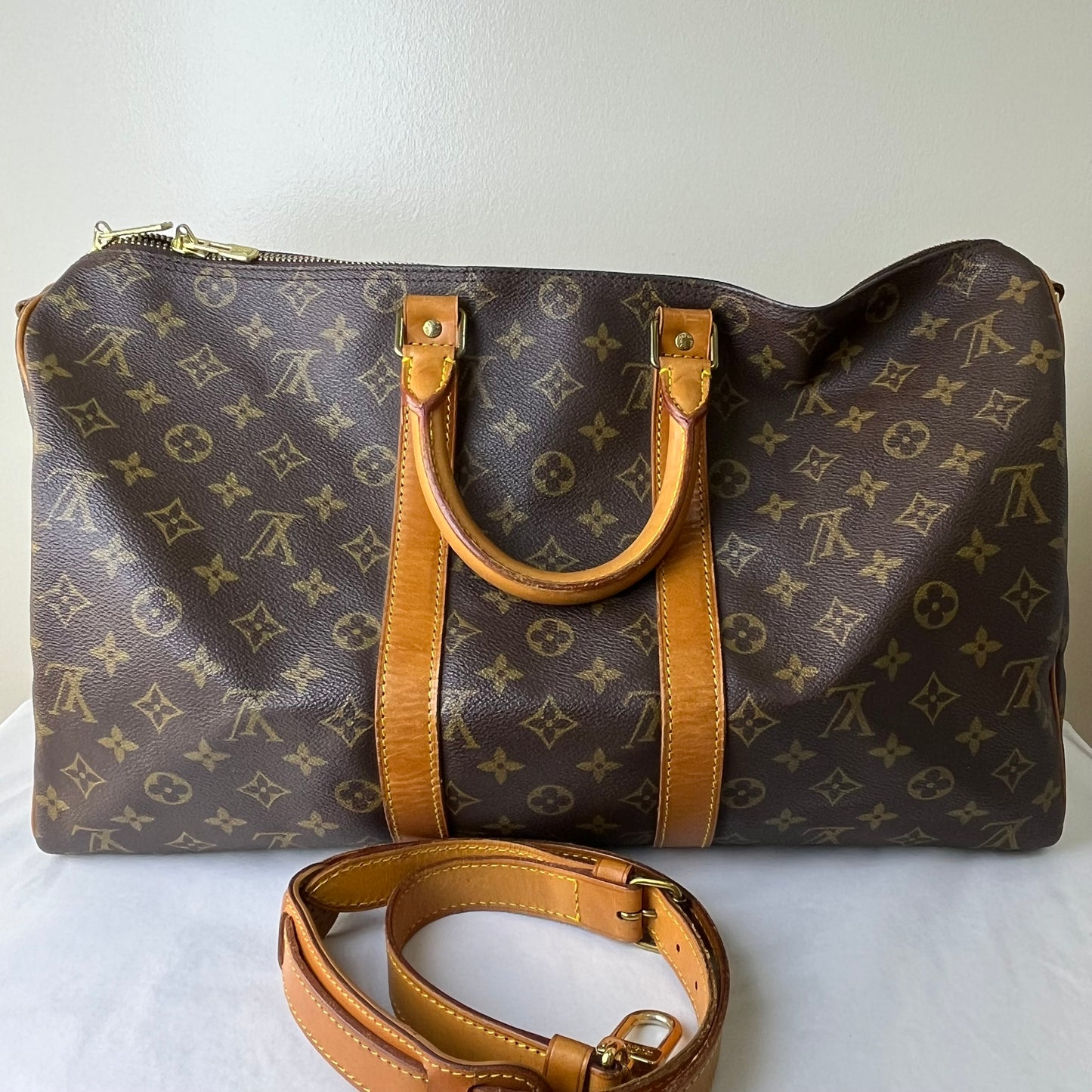 Louis Vuitton Keepall 55 Monogram Canvas – 11.8"H x 21.7"L x 9.4"W