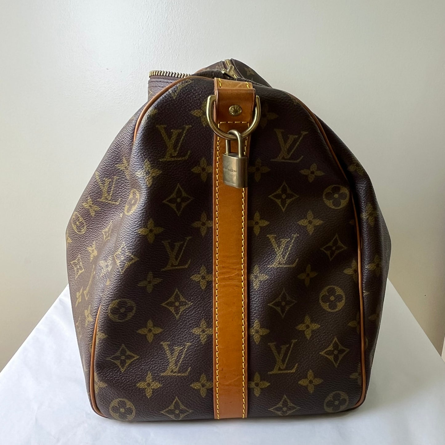 Louis Vuitton Keepall 55 Monogram Canvas – 11.8"H x 21.7"L x 9.4"W