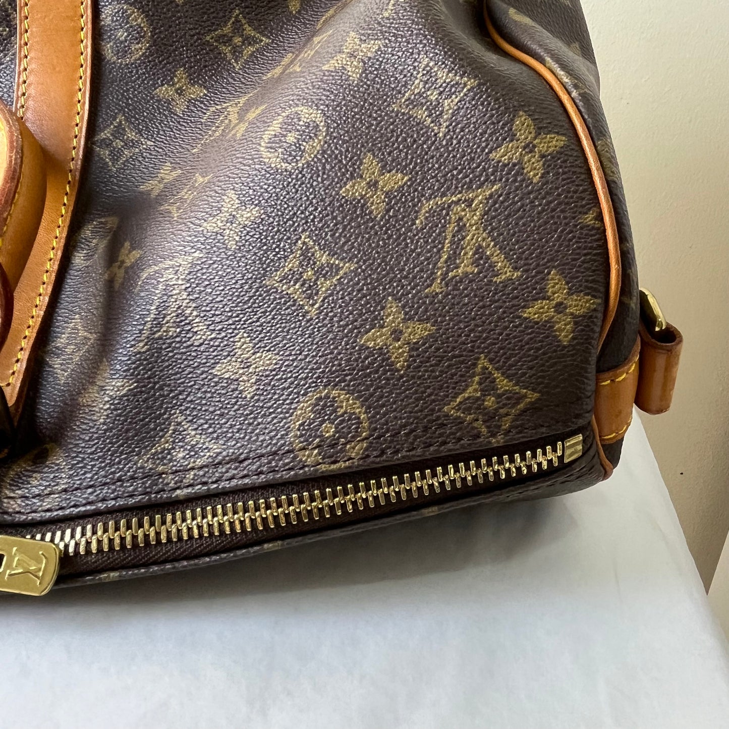 Louis Vuitton Keepall 55 Monogram Canvas – 11.8"H x 21.7"L x 9.4"W