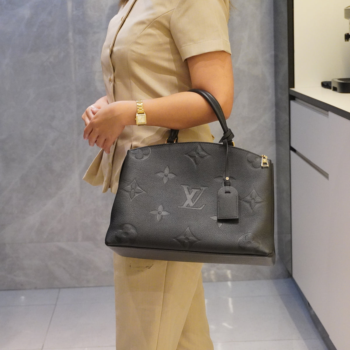 Louis Vuitton Grand Palais MM Black GHW
