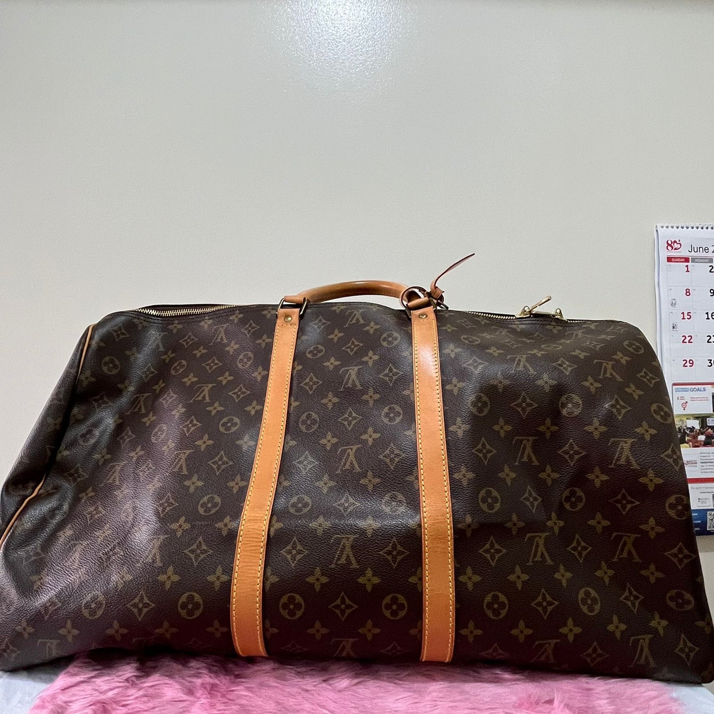 Louis Vuitton Keepall 60 Monogram Canvas – 13"H x 23.6"L x 10.2"W