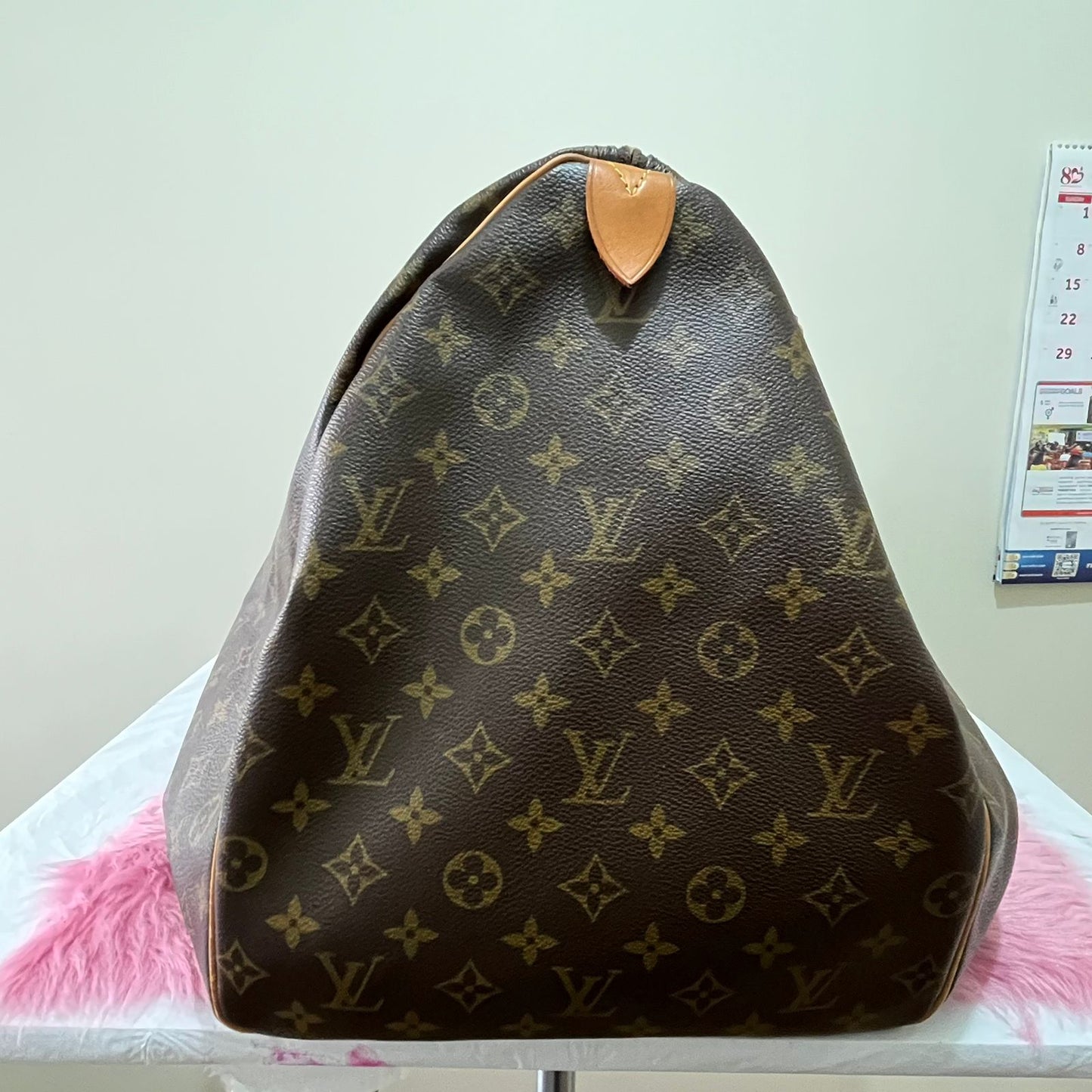 Louis Vuitton Keepall 60 Monogram Canvas – 13"H x 23.6"L x 10.2"W