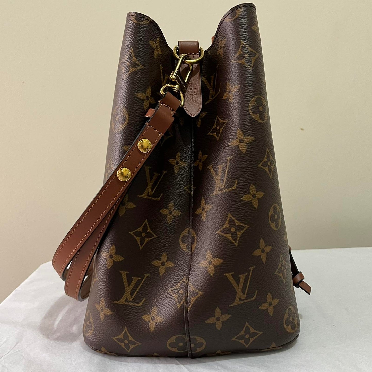 Louis Vuitton NéoNoé Monogram – 10.2"H x 10.2"L x 6.9"W