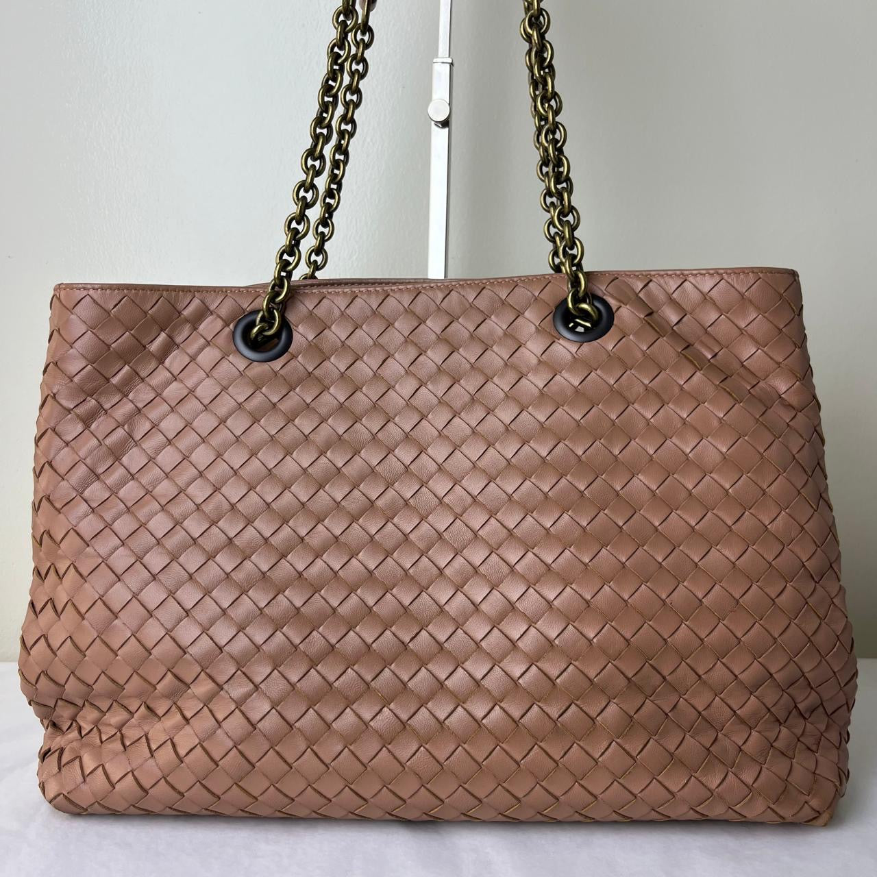 Bottega Veneta Nappa Intrecciato Double Chain Old Rose – 6.7"H x 10.2"L x 2.4"W