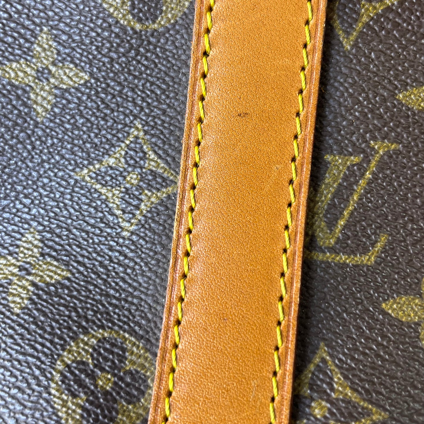 Louis Vuitton Keepall 55 Monogram Canvas – 11.8"H x 21.7"L x 9.4"W