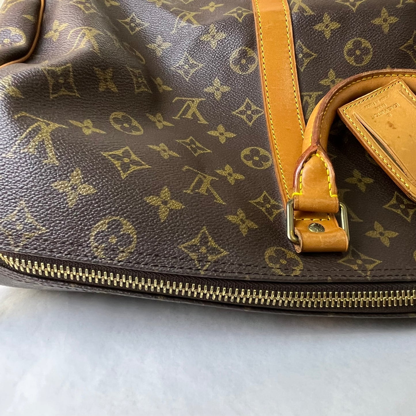 Louis Vuitton Keepall 55 Monogram Canvas – 11.8"H x 21.7"L x 9.4"W