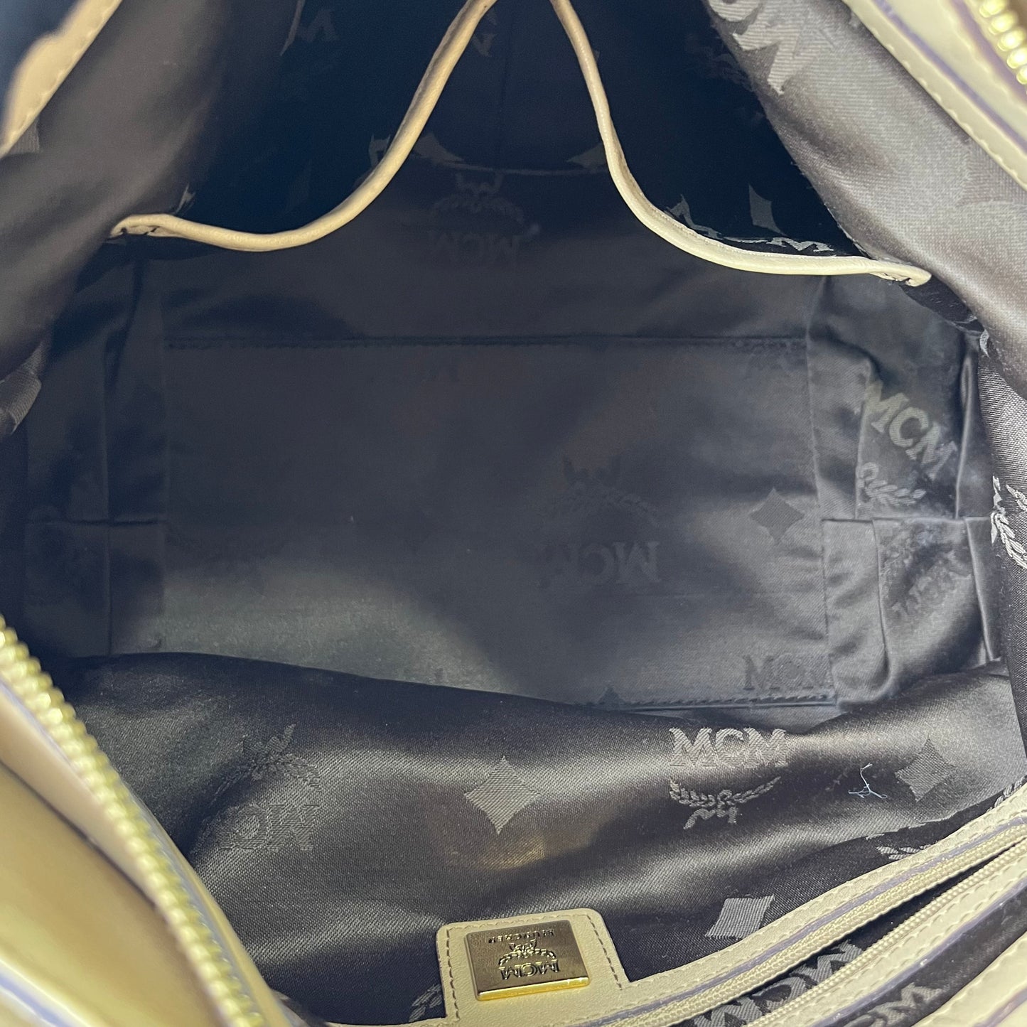 MCM Calfskin Visetos – 6.5"H x 9.5"L x 2.5"W