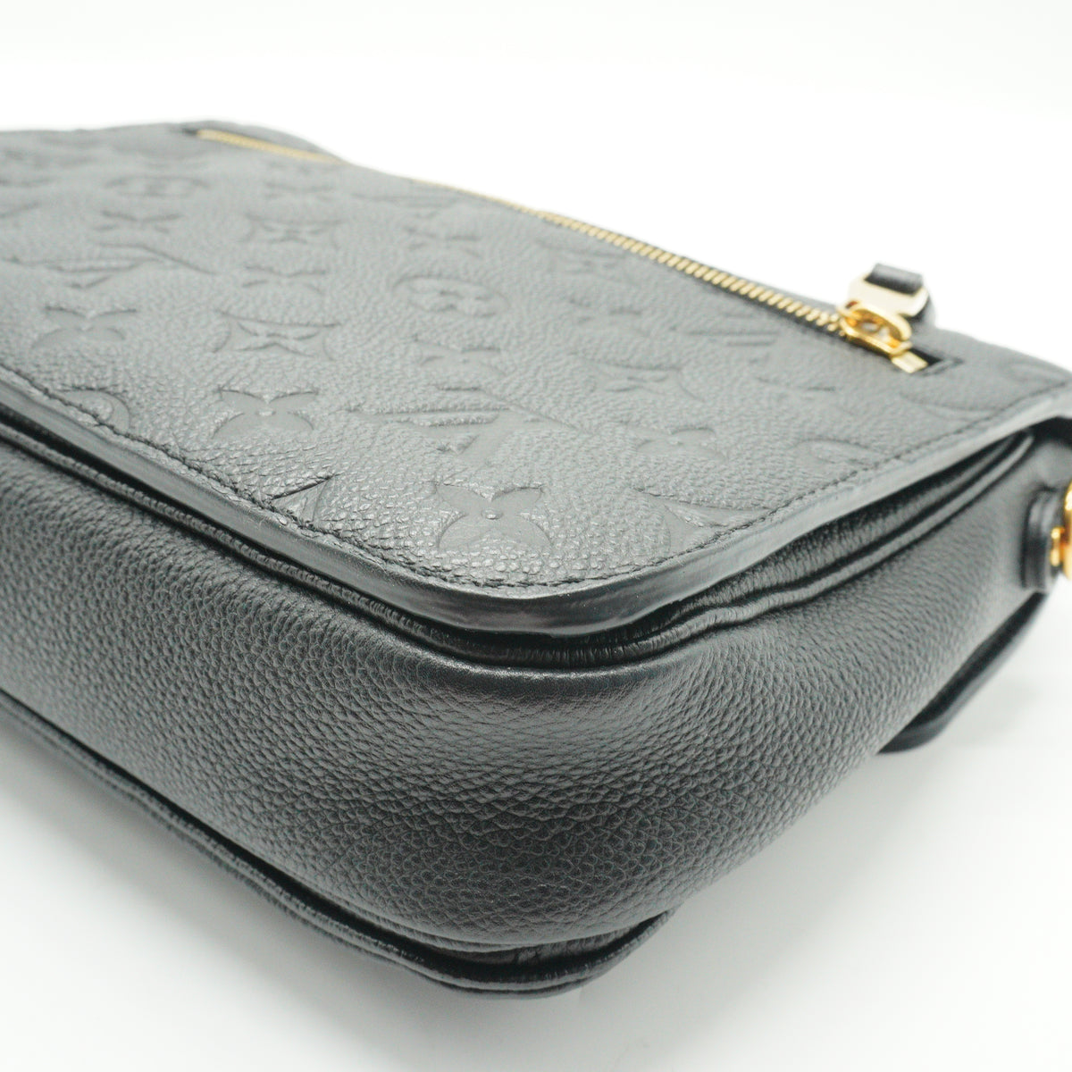 Louis Vuitton	Pochette Metis Black Small GHW