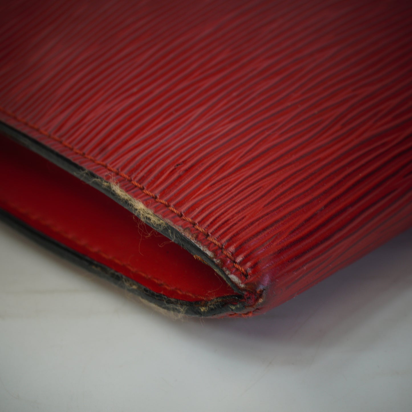 Louis Vuitton	Epi Pochette Red GHW Small