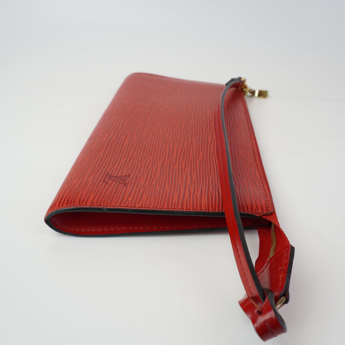 Louis Vuitton	Pochette Epi Red