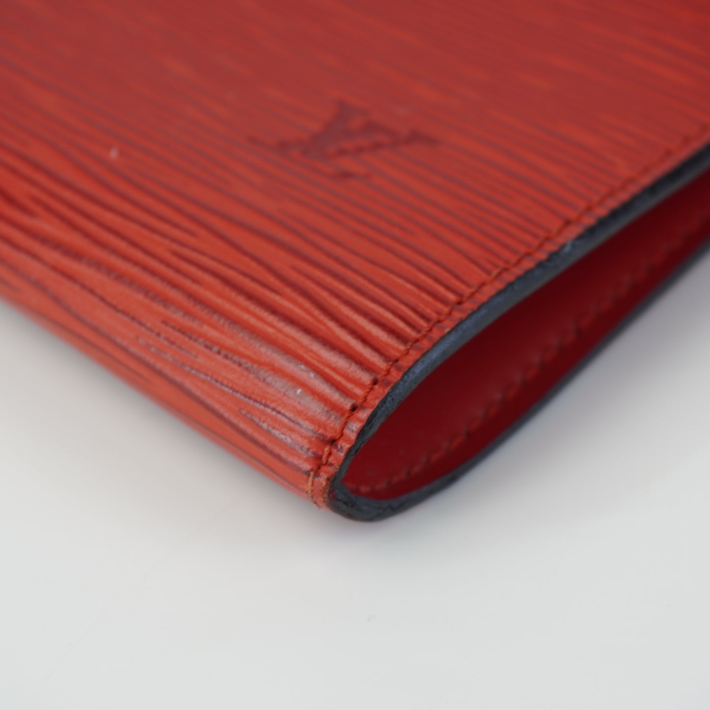 Louis Vuitton	Pochette Epi Red