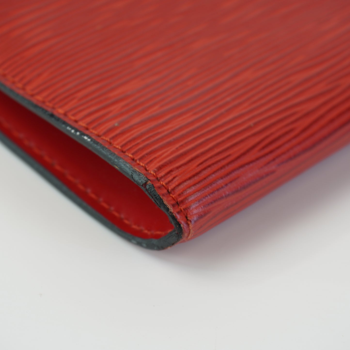 Louis Vuitton	Pochette Epi Red