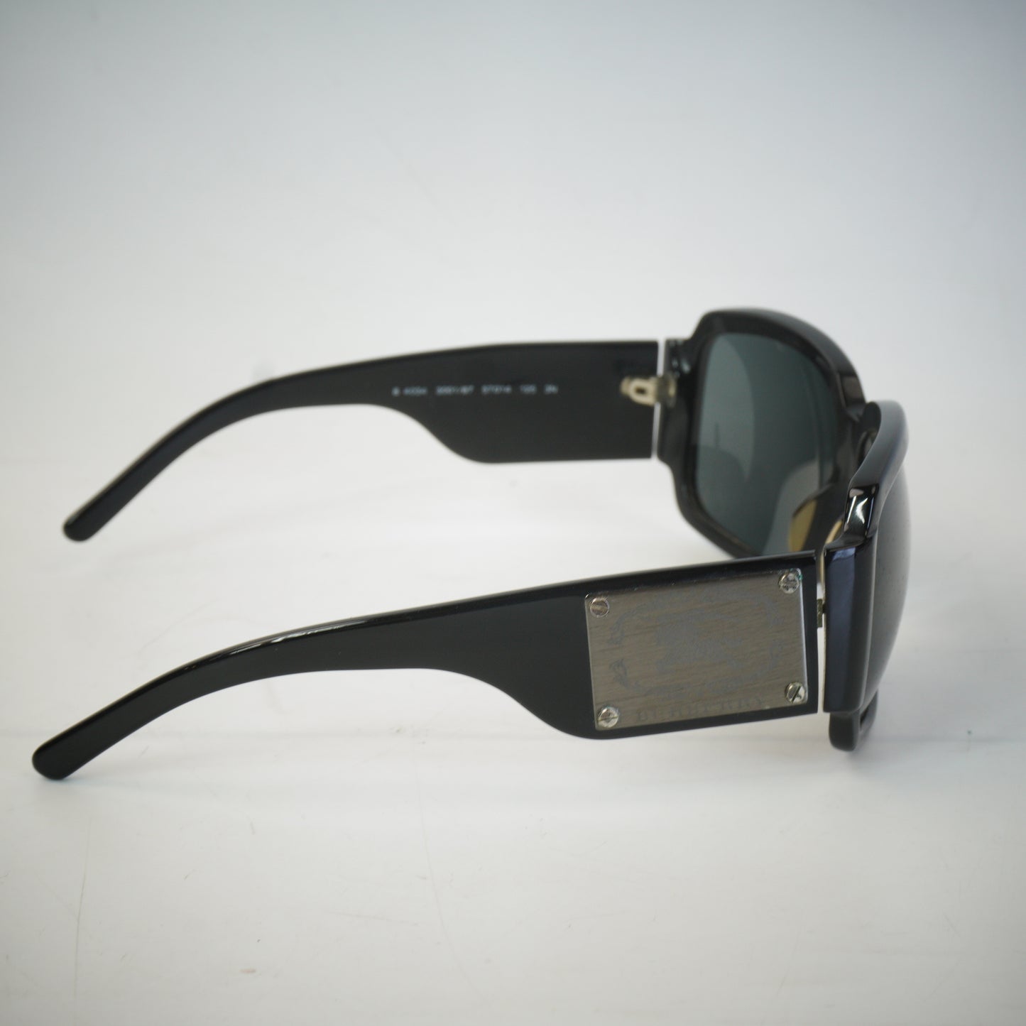 Burberry	Hard Shell case
