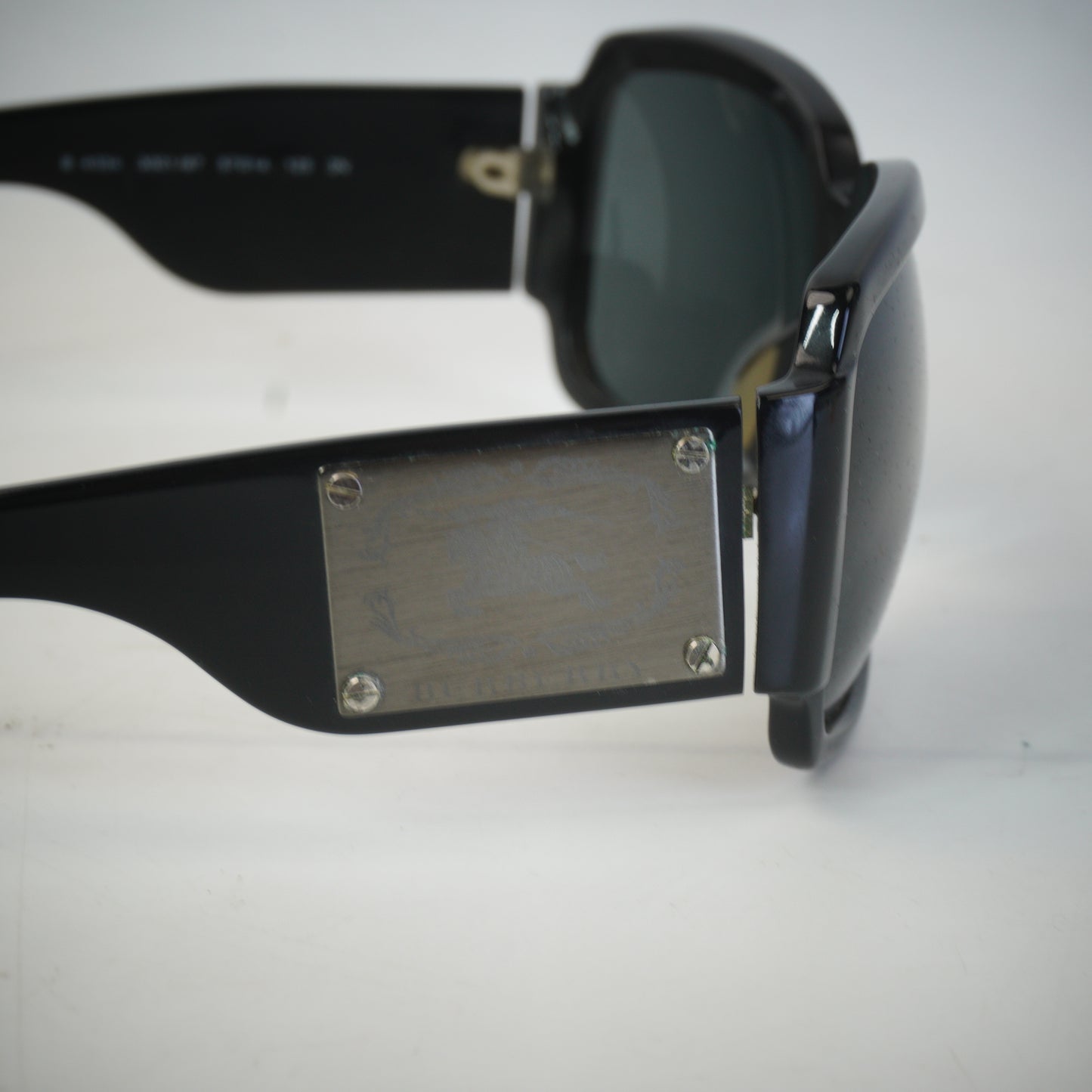 Burberry	Hard Shell case