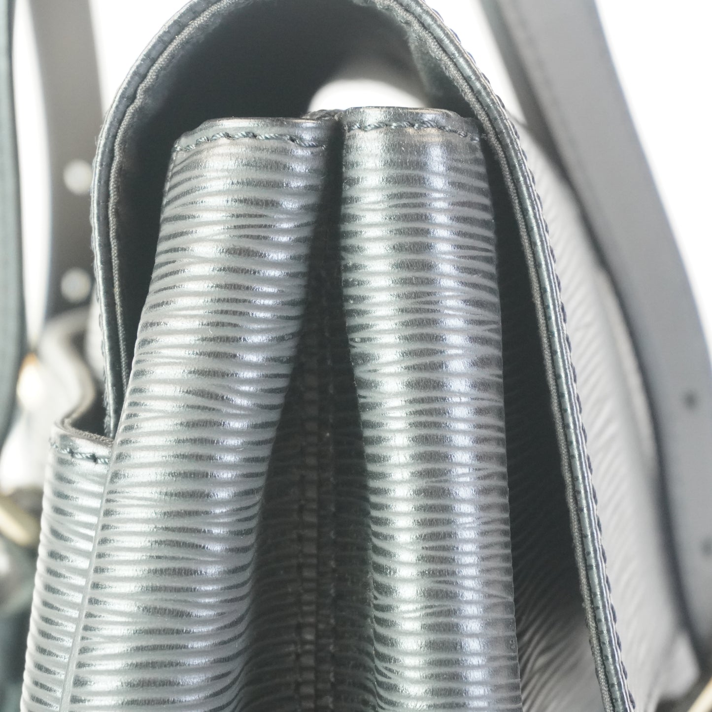 Louis Vuitton	Epi Segur MM Black