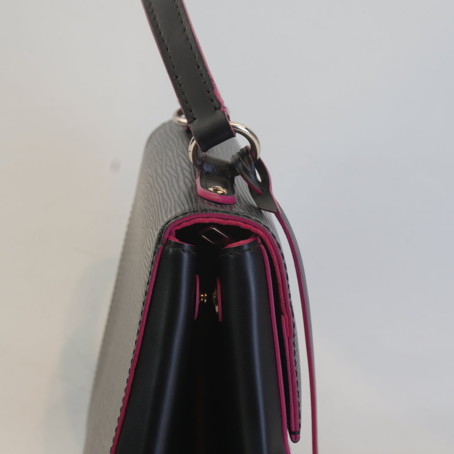 Louis Vuitton	Epi Cluny Bb Black SHW Medium