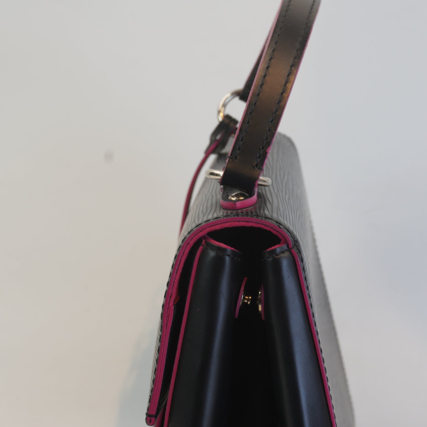 Louis Vuitton	Epi Cluny Bb Black SHW Medium