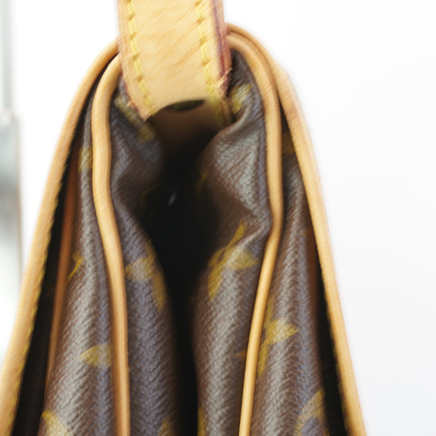 Louis Vuitton	Saumar