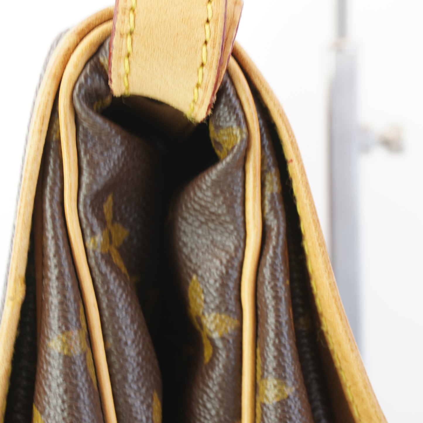 Louis Vuitton	Saumar