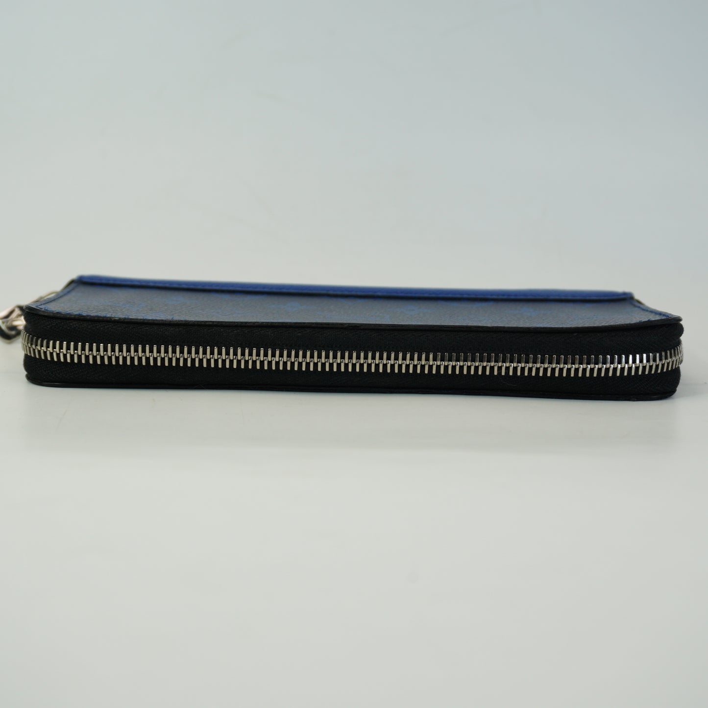 Louis Vuitton	Men’s Zippy wallet Cobalt Blue
