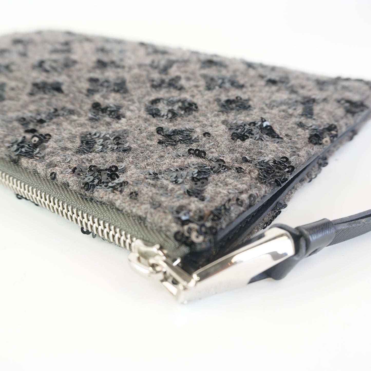 Louis Vuitton	Glitter Clutch Bag in Gray