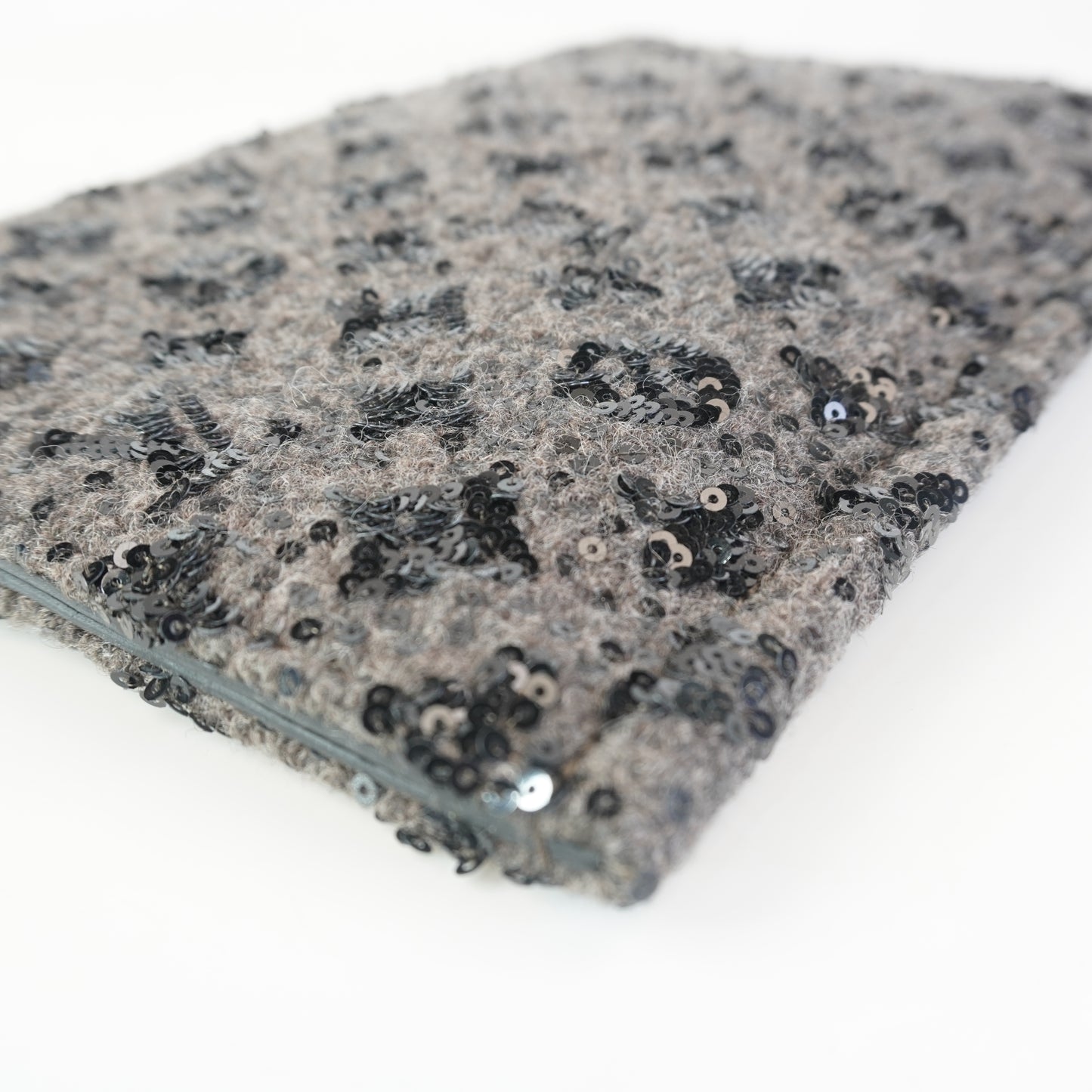 Louis Vuitton	Glitter Clutch Bag in Gray