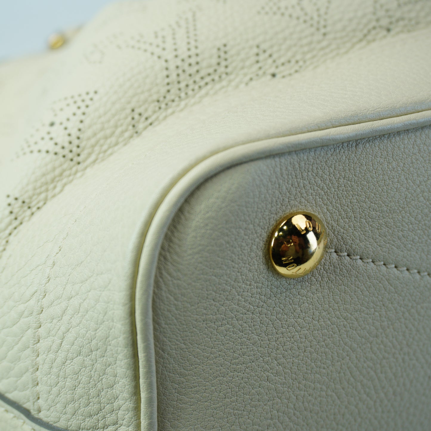 Louis Vuitton	Mono Mahina Stellar White MediumGHW