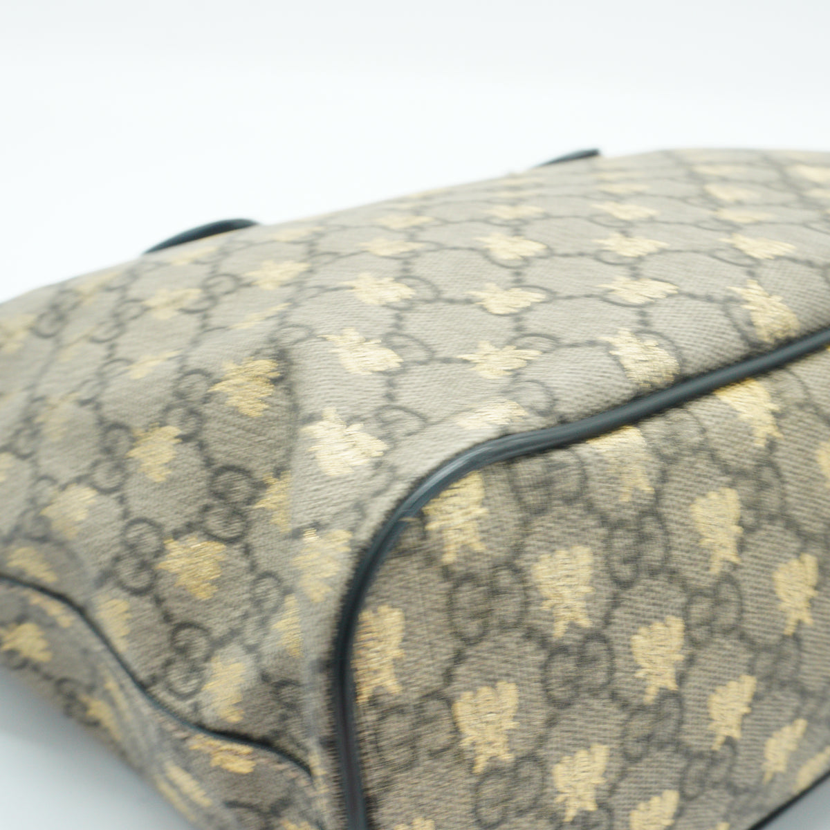 Gucci	GG Supreme Bees Small Soft Tote GHW