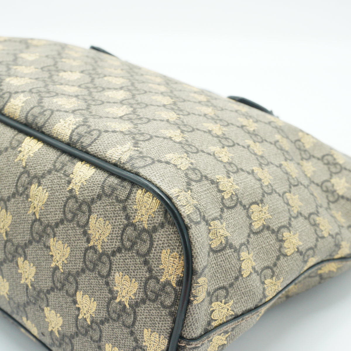 Gucci	GG Supreme Bees Small Soft Tote GHW