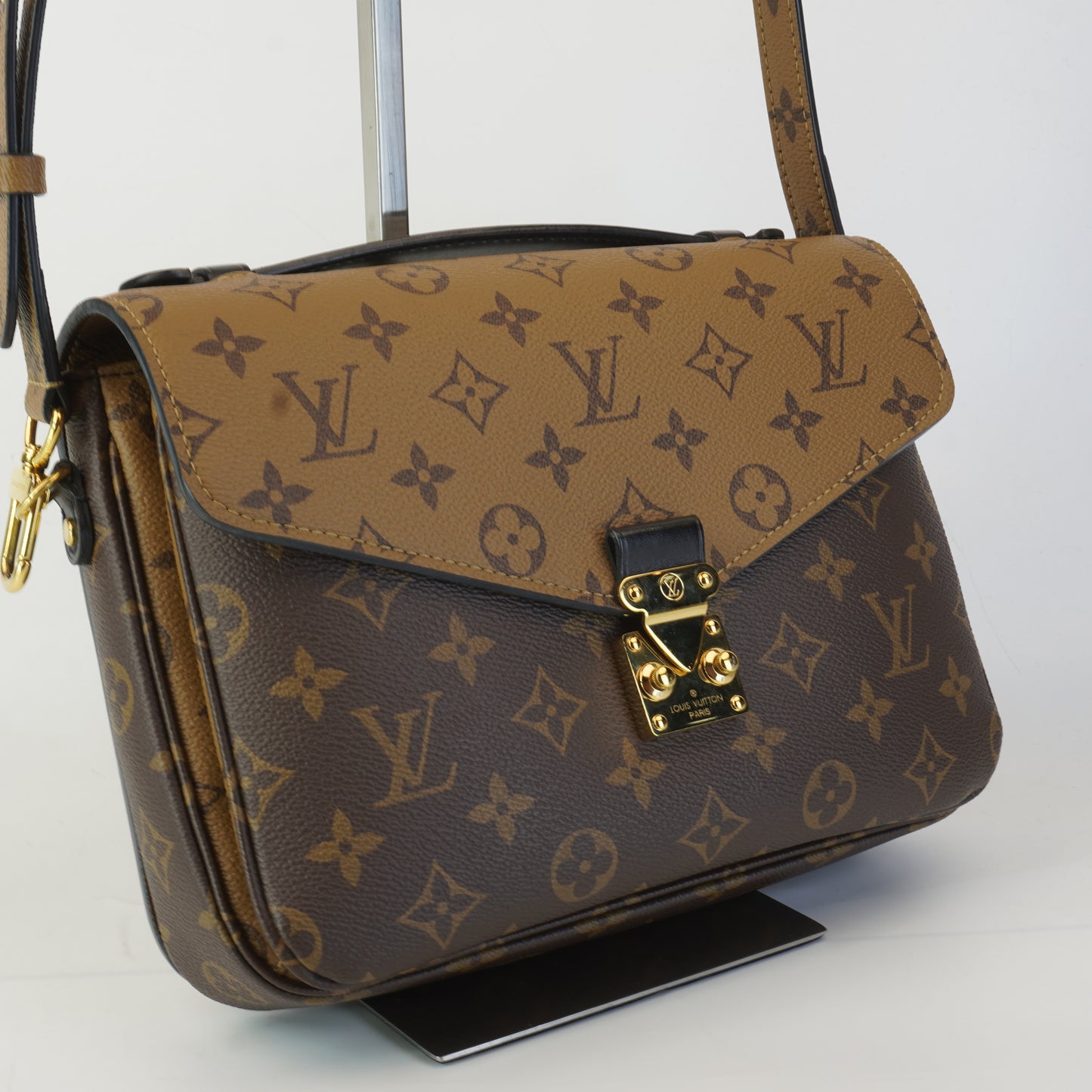 Louis Vuitton	Pochette Metis Reverse Mono