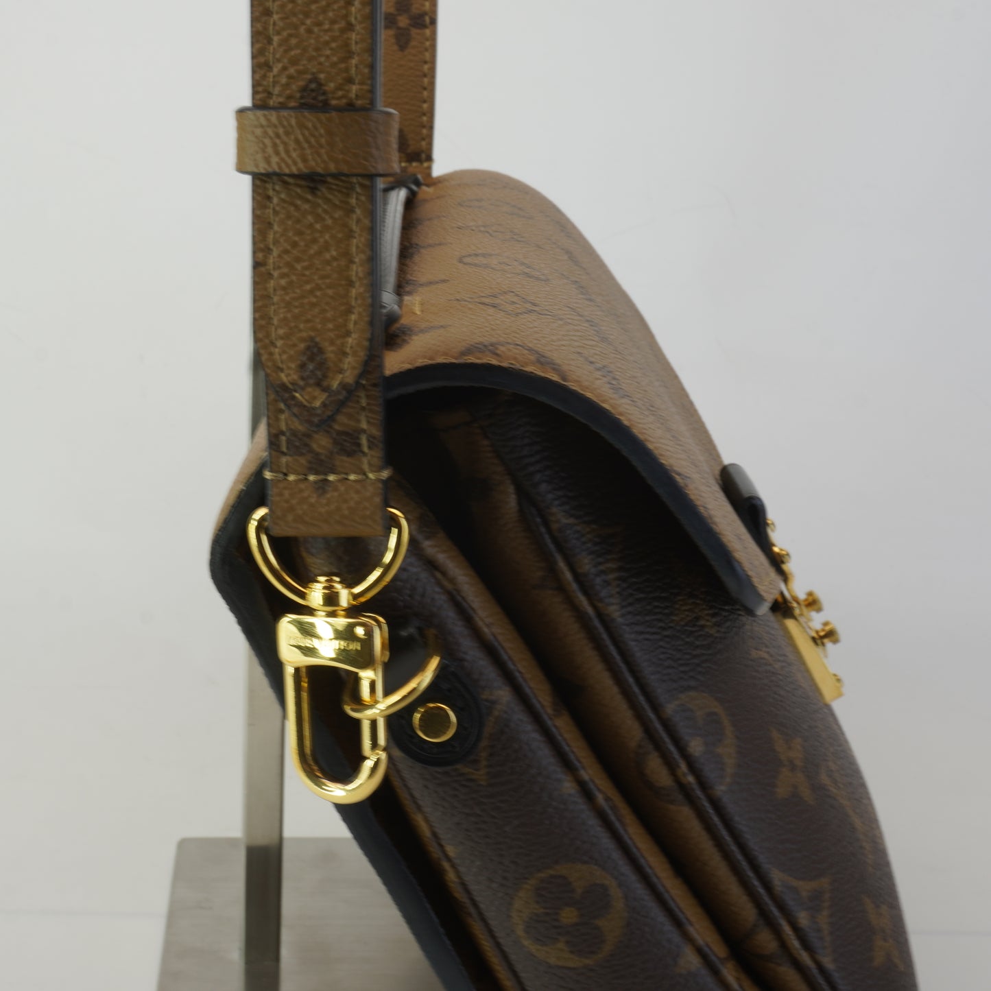 Louis Vuitton	Pochette Metis Reverse Mono
