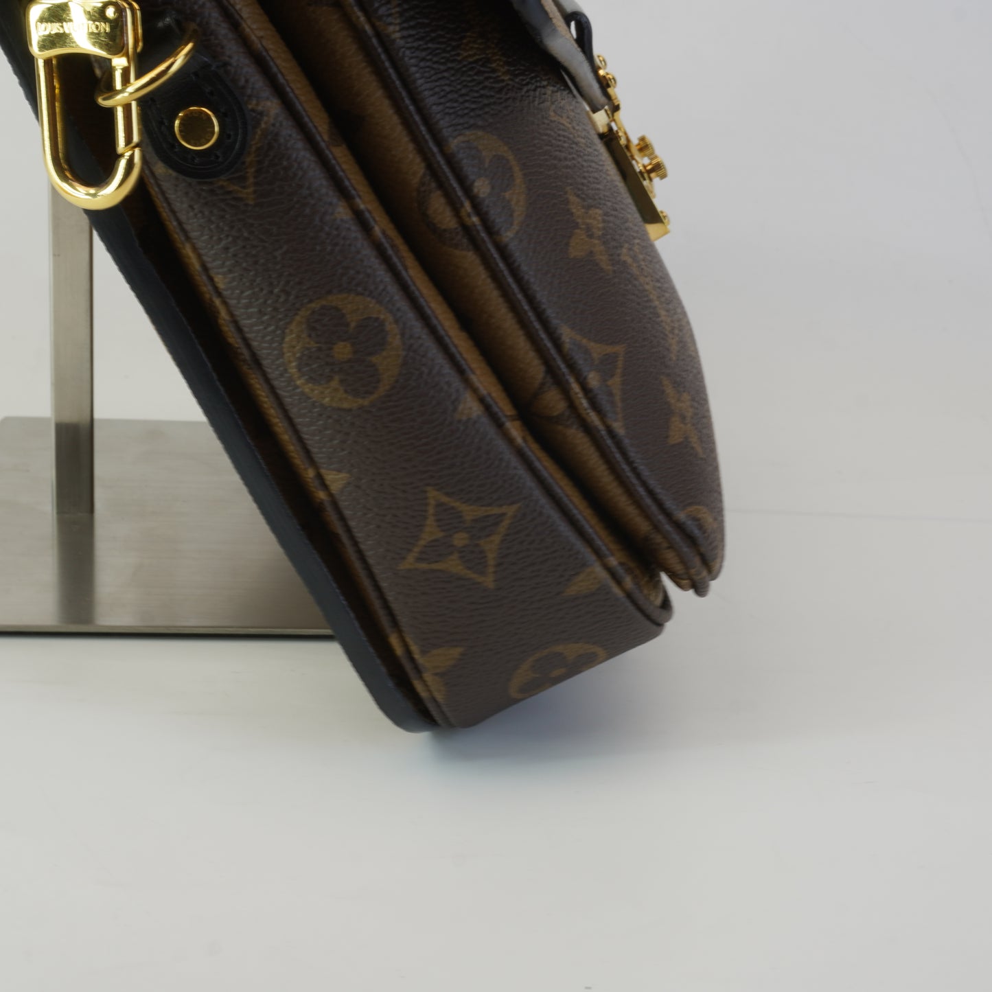 Louis Vuitton	Pochette Metis Reverse Mono