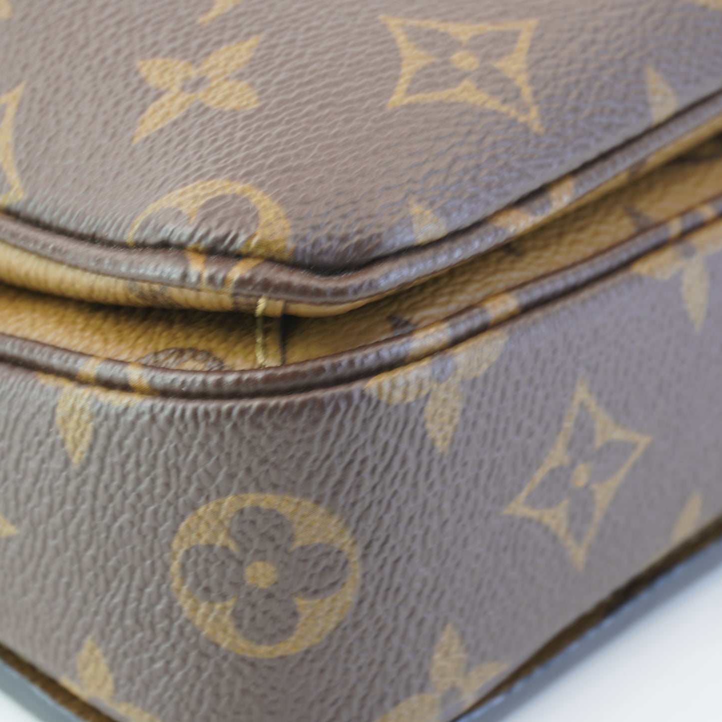 Louis Vuitton	Pochette Metis Reverse Mono