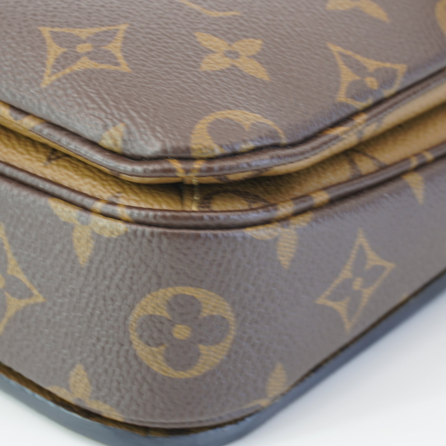 Louis Vuitton	Pochette Metis Reverse Mono
