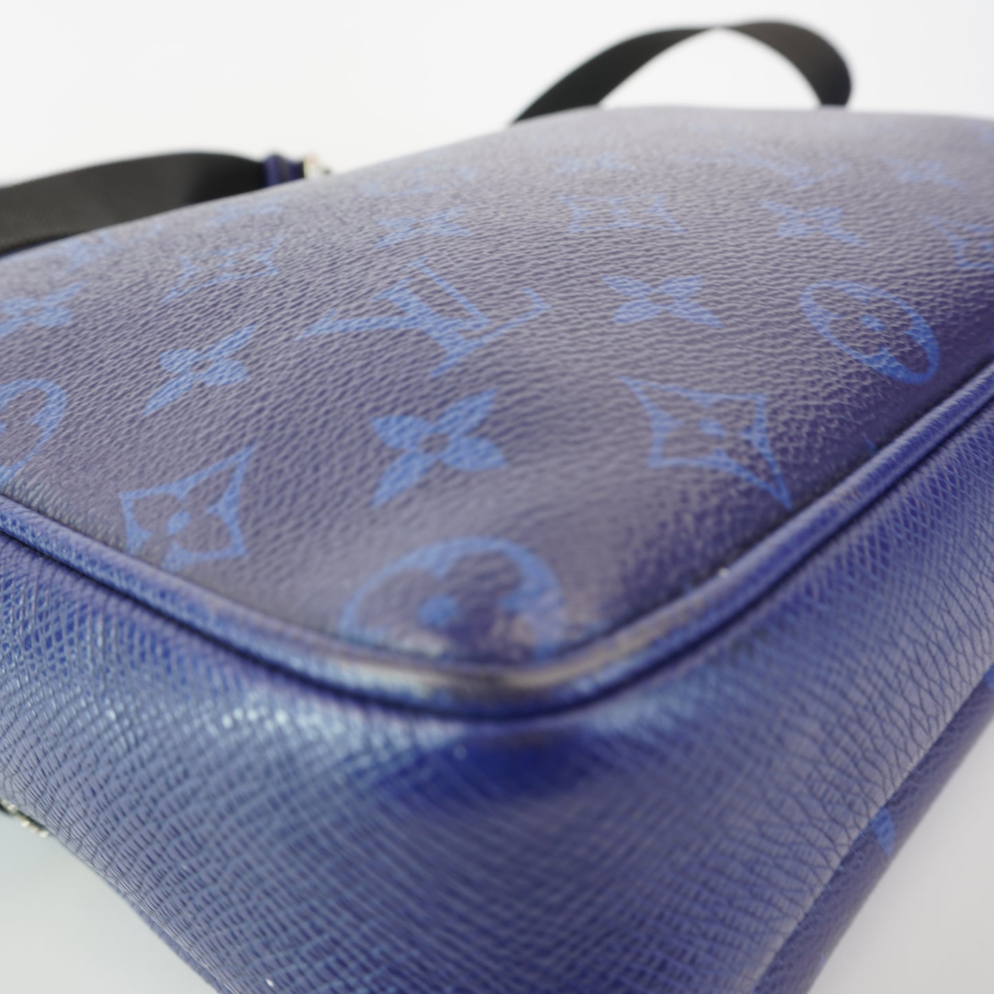 Louis Vuitton	Outdoor Messenger Bag Taigarama