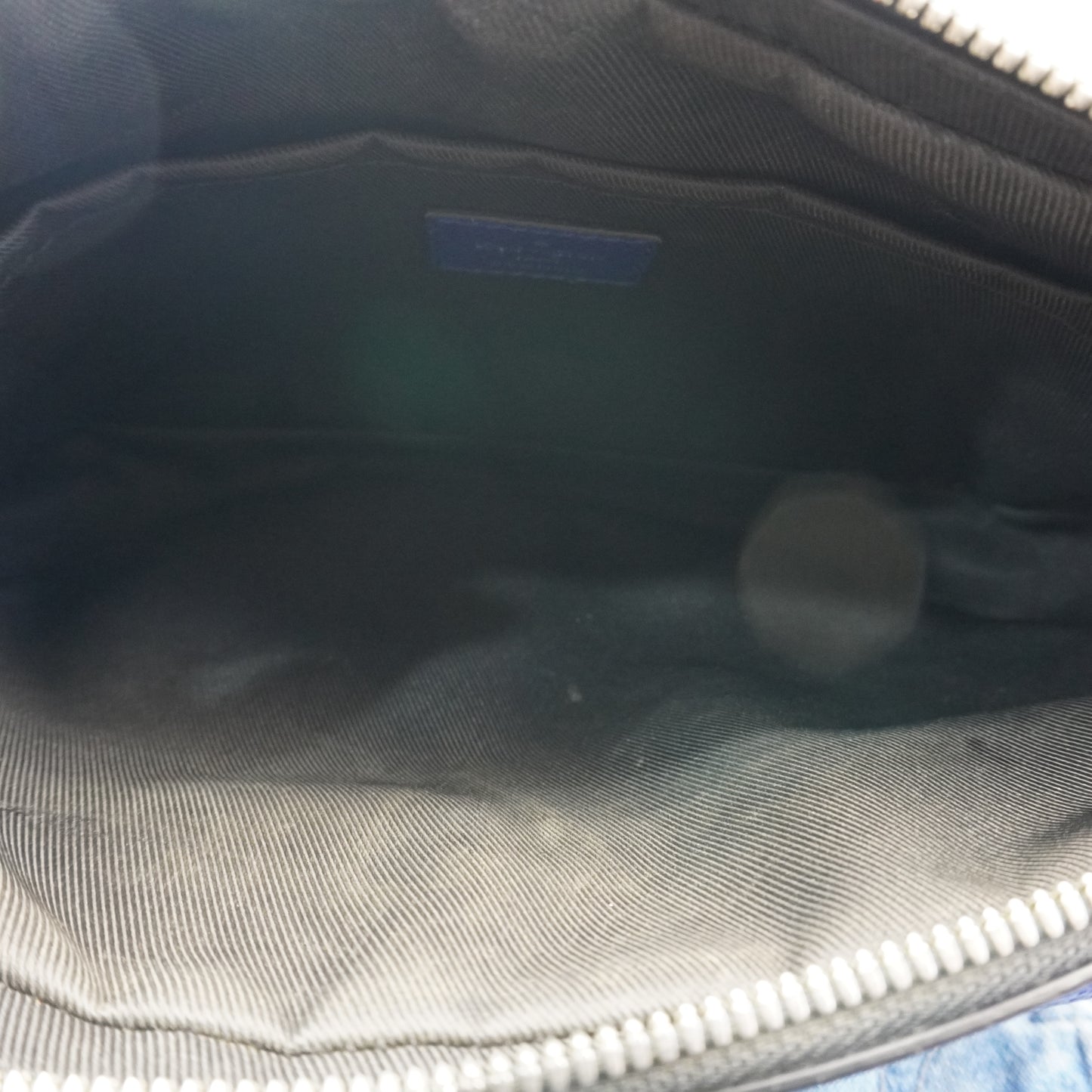 Louis Vuitton	Outdoor Messenger Bag Taigarama