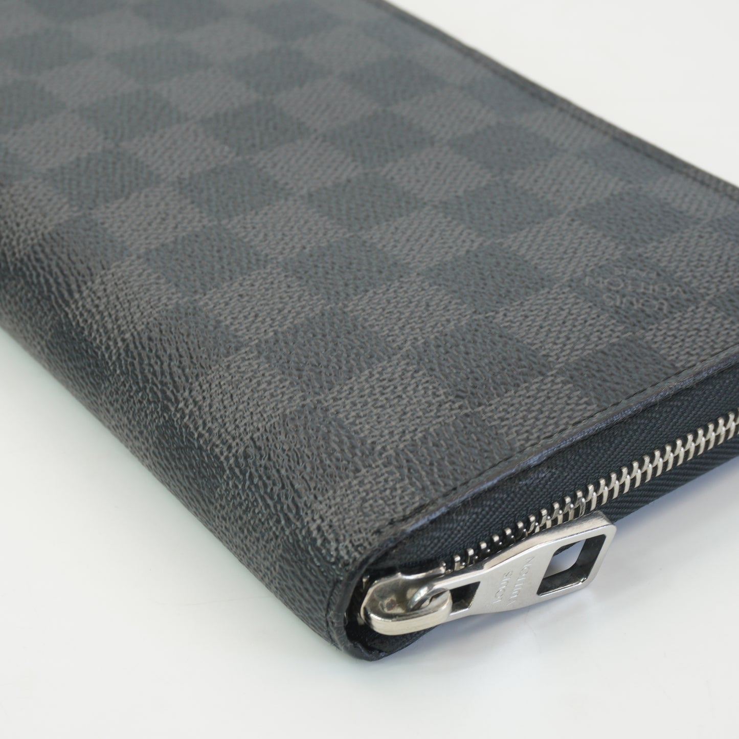 Louis Vuitton	Damier Graphite Zippy Wallet