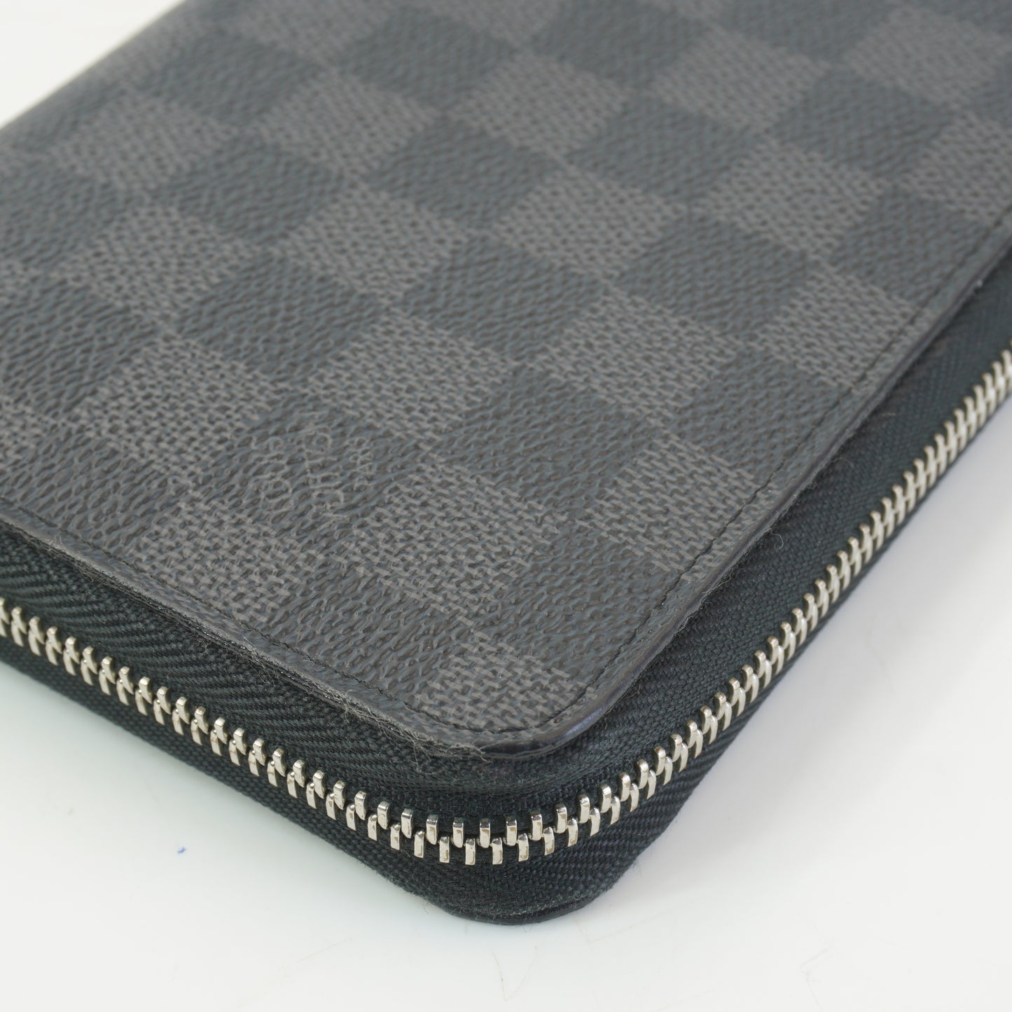 Louis Vuitton	Damier Graphite Zippy Wallet
