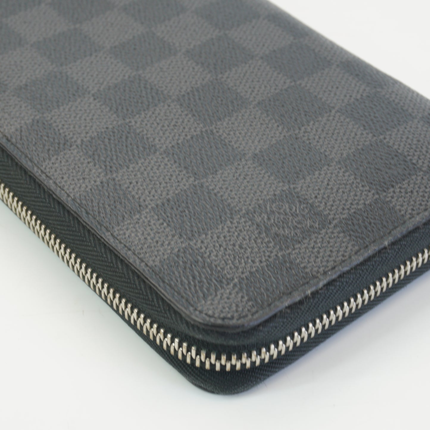 Louis Vuitton	Damier Graphite Zippy Wallet
