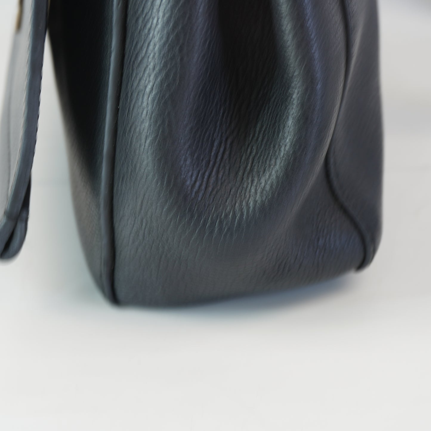Louis Vuitton	Lock Me Black