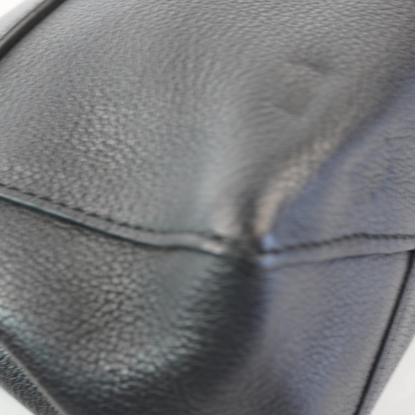 Louis Vuitton	Lock Me Black