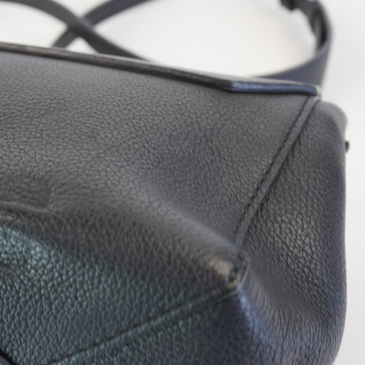 Louis Vuitton	Lock Me Black