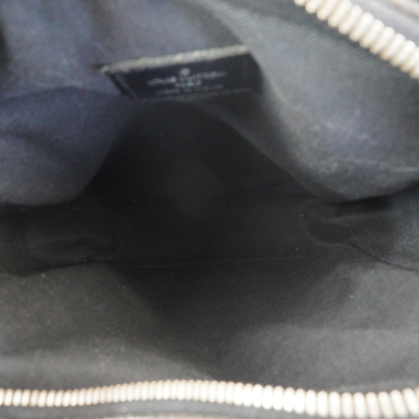 Louis Vuitton	Taiga Sayan shoulder bag SHW Small
