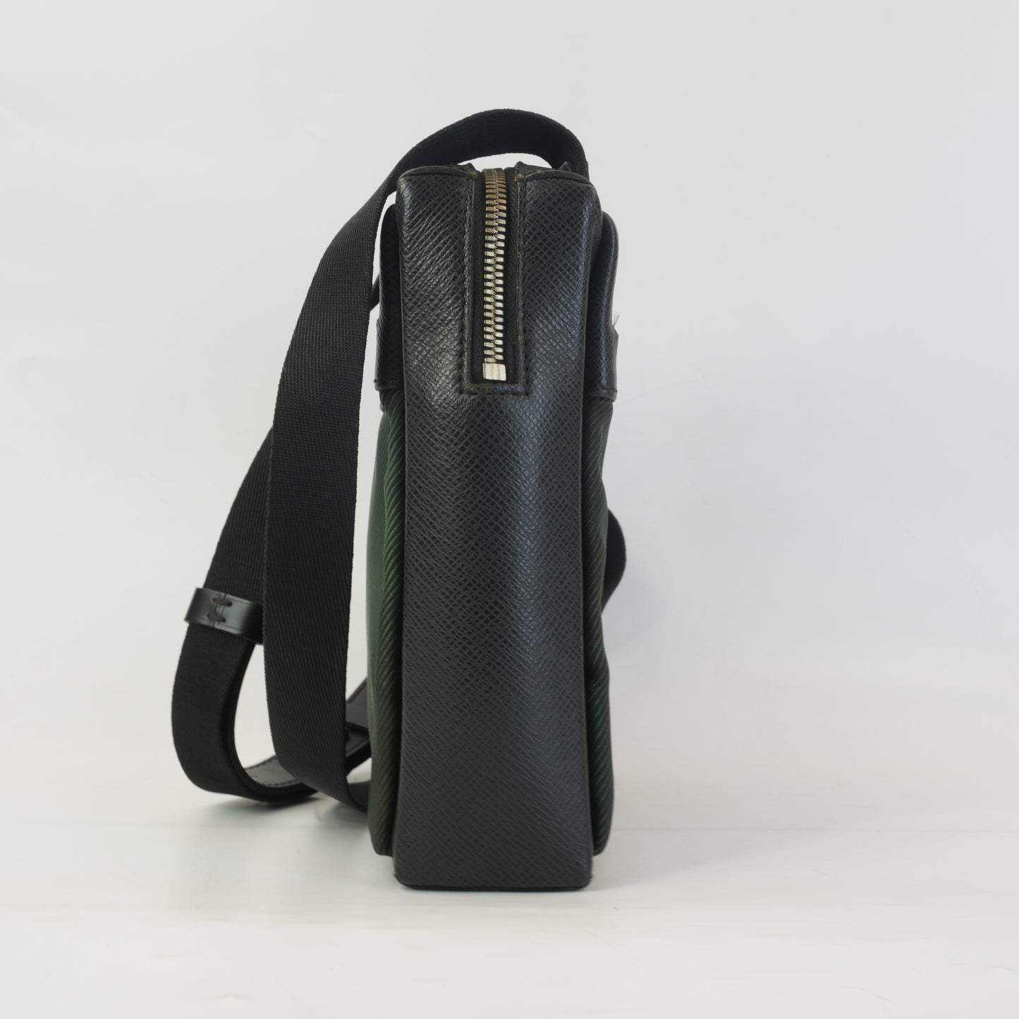Louis Vuitton	Taiga Sayan shoulder bag SHW Small