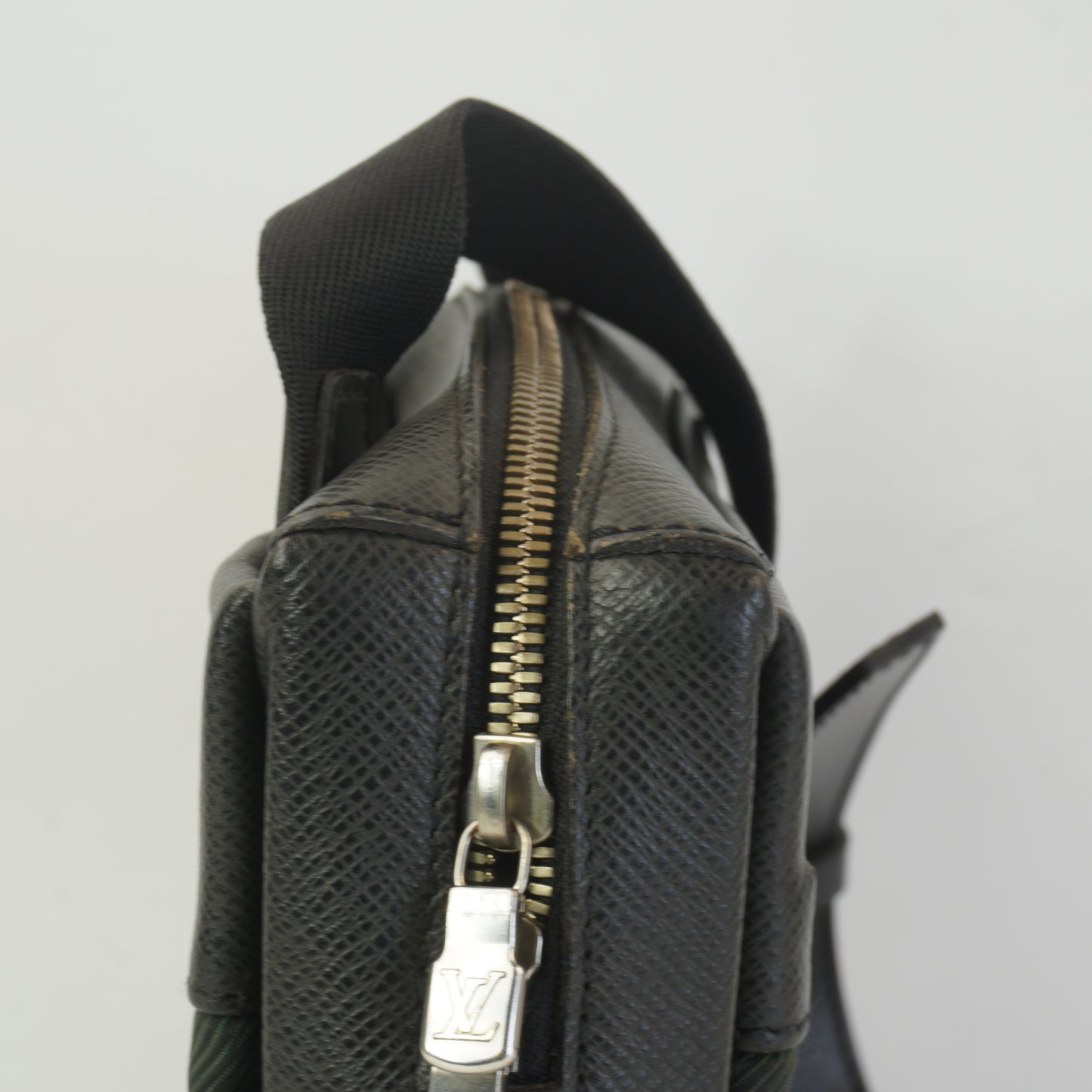 Louis Vuitton	Taiga Sayan shoulder bag SHW Small