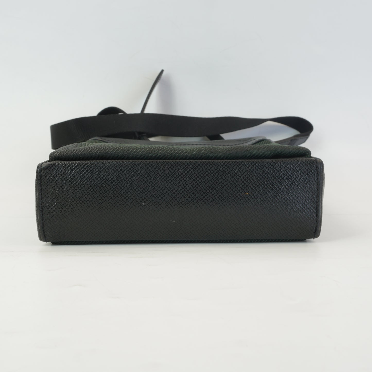Louis Vuitton	Taiga Sayan shoulder bag SHW Small