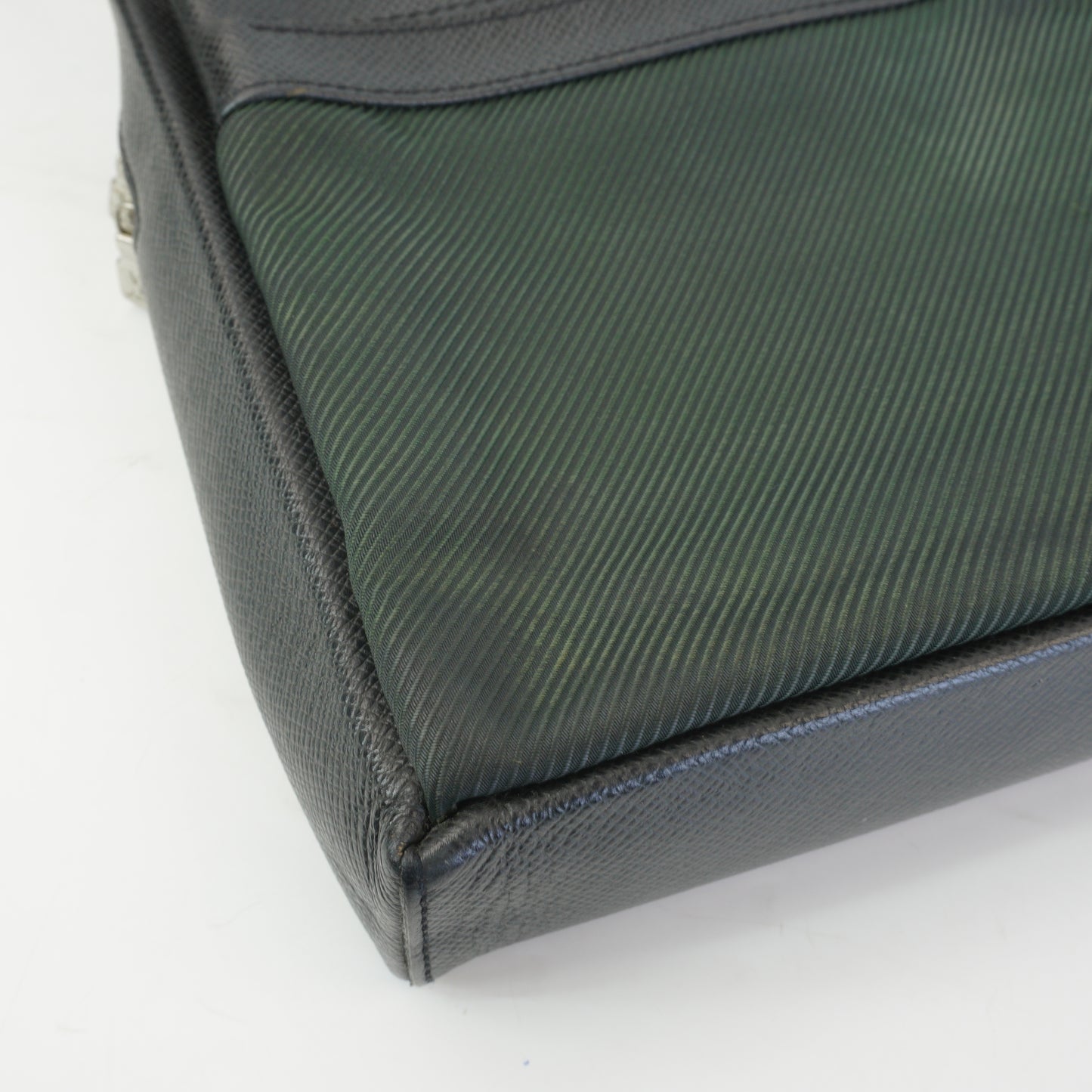 Louis Vuitton	Taiga Sayan shoulder bag SHW Small
